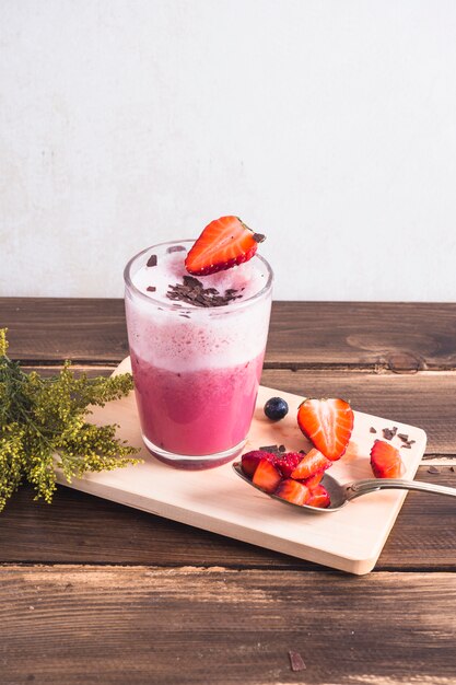 Pojęcie wyśmienicie truskawkowy smoothie