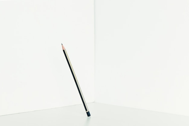 Bezpłatne zdjęcie pojedynczy ołówek w kącie pokoju
