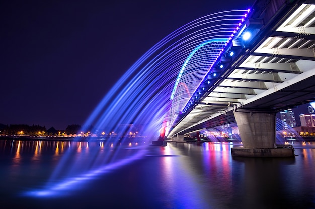 Pokaz tęczowej fontanny na Expo Bridge w Korei Południowej