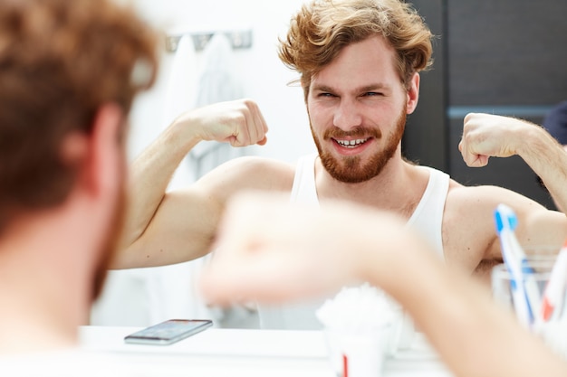 Bezpłatne zdjęcie pokazuje biceps