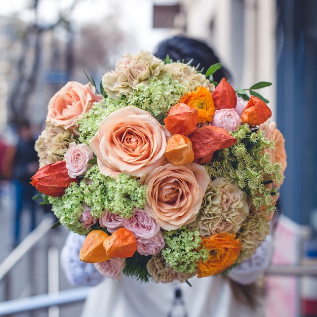 Pokazuje bukiet kwiatów mieszanych na ulicy.