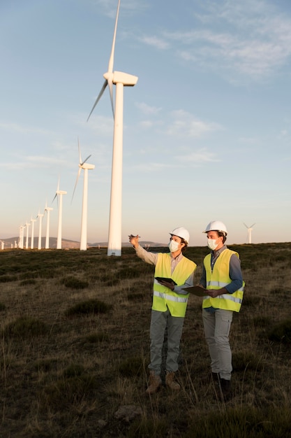 Bezpłatne zdjęcie pola farm wiatrowych