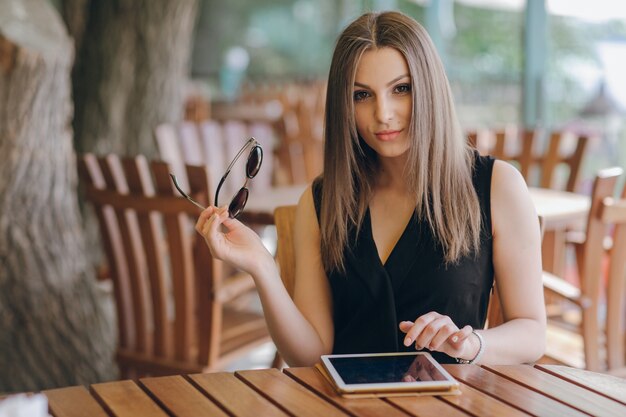 Połączenie bezprzewodowej technologii telefon wesoły