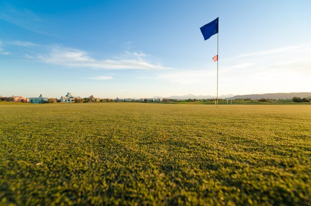 Pole golfowe o zachodzie słońca