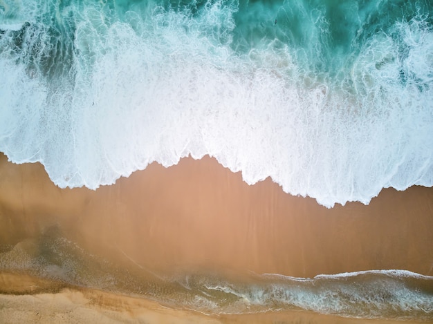 Północ plaża i ocean w Nazare Portugalia