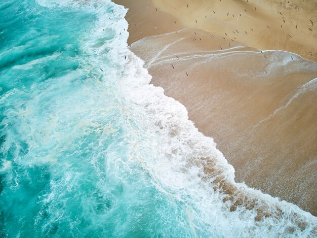 Północ plaża i ocean w Nazare Portugalia