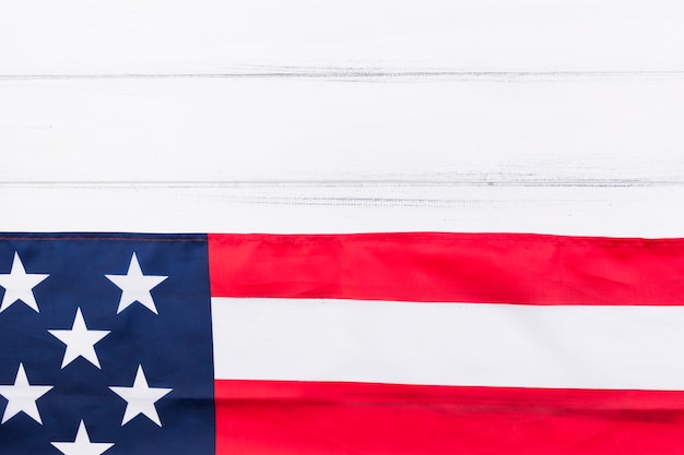 Połowa Flagi Usa I Pół Biały Drewniany Stół