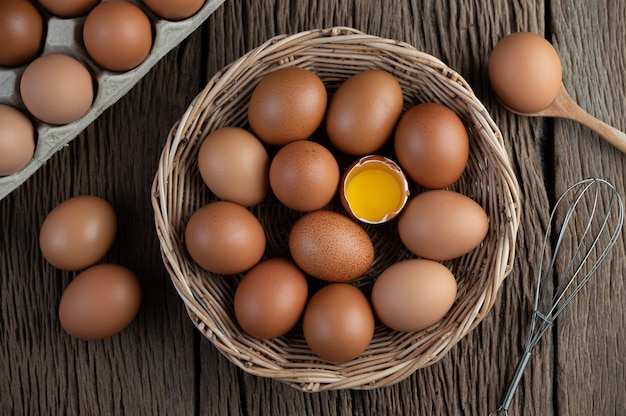 Połóż jajka w drewnianym koszu na drewnianej podłodze.