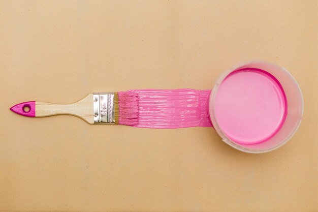 Bezpłatne zdjęcie połóż na płasko różowy pędzel i farbę
