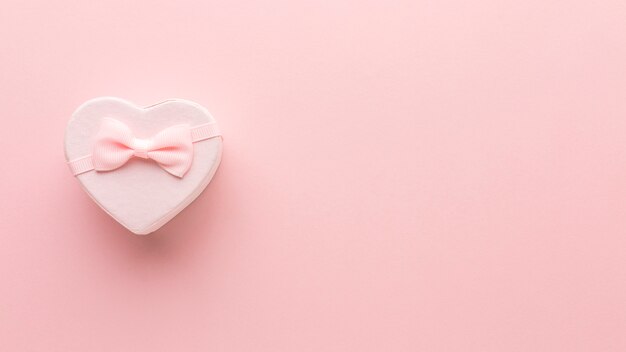 Połóż na płasko różowy prezent w kształcie serca