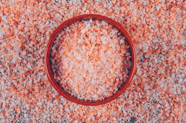 Bezpłatne zdjęcie połóż płasko sól himalajską w misce