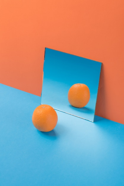Pomarańcze na błękita stole odizolowywającym na pomarańcze