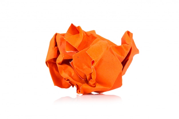Pomarańczowa papierowa piłka odizolowywająca na białym tle