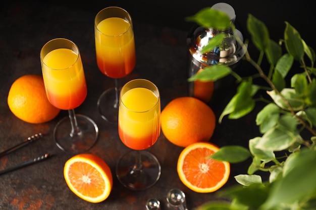 Bezpłatne zdjęcie pomarańczowy koktajl koncepcja świeżego pysznego letniego koktajlu cytrusowego