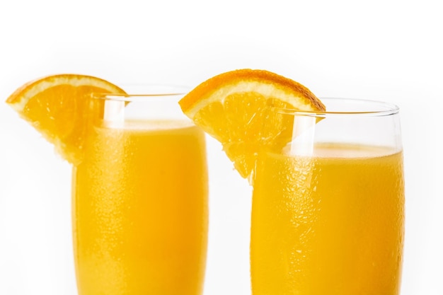 Pomarańczowy koktajl mimozy na białym tle