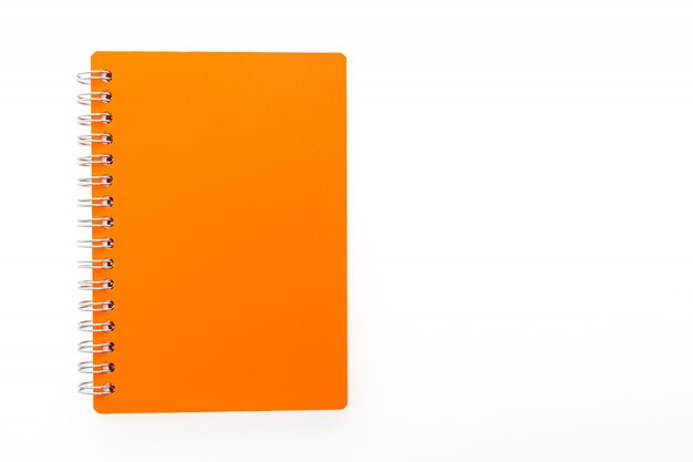 Pomarańczowy notebooka w białym tle