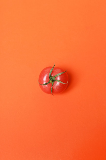 Pomidor odizolowywający na czerwieni powierzchni
