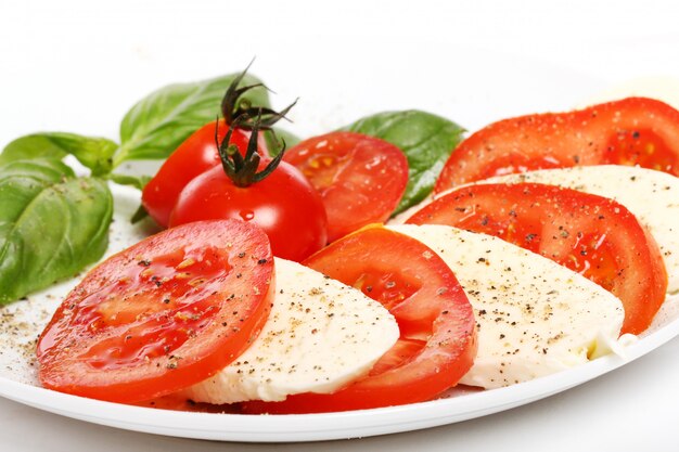 Pomidory, bazylia i mozzarella