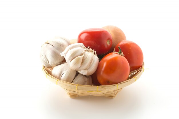 Pomidory, cebula i czosnek w koszyku