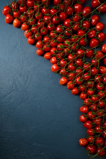 Pomidory czereśniowe na niebieskiej powierzchni