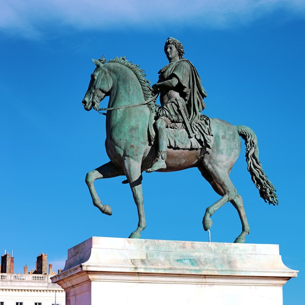 Bezpłatne zdjęcie pomnik konny ludwika xiv, place bellecour w lyonie we francji