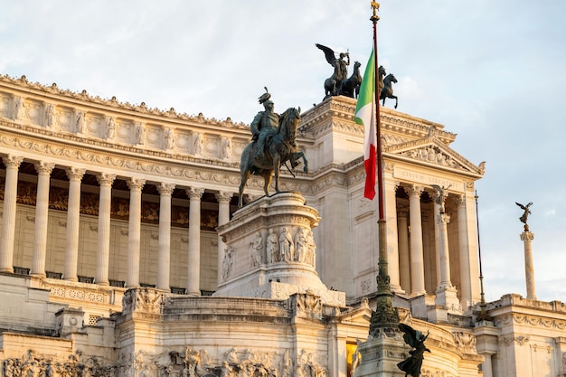 Pomnik Wiktora Emanuela II w Rzymie o zachodzie słońca