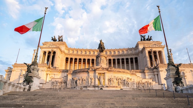 Pomnik Wiktora Emanuela II w Rzymie o zachodzie słońca