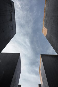 Pomnik zagłady żydów w berlinie. kolumny o różnej wysokości.