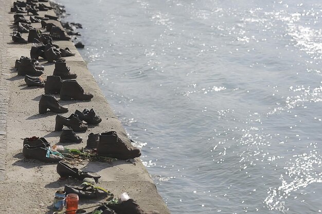 Pomnik żydów w budapeszcie, żelazne buty na nabrzeżu dunaju