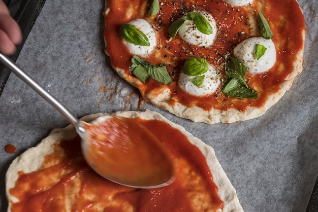 Pomysł na domowe jedzenie pizzy fotografia przepis