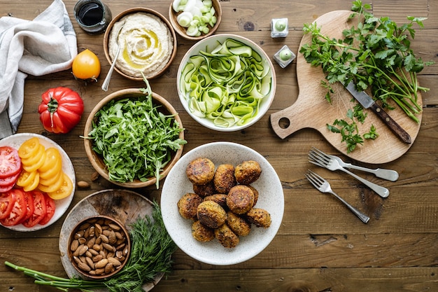 Bezpłatne zdjęcie pomysł na przepis na falafel ze słodkich ziemniaków dla wegan