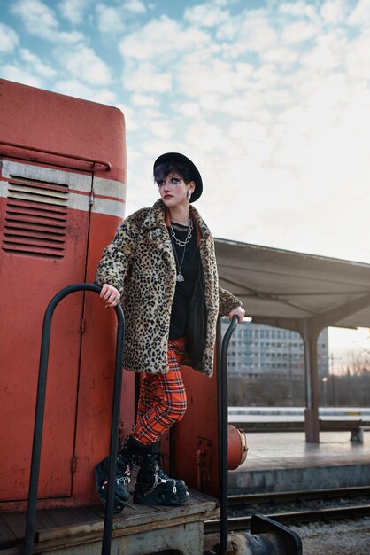 Pop punkowy estetyczny portret kobiety pozującej w lokomotywie