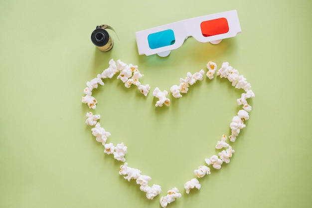 Bezpłatne zdjęcie popcorn i okulary 3d