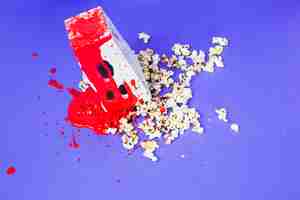 Bezpłatne zdjęcie popcorn w kałuży krwi
