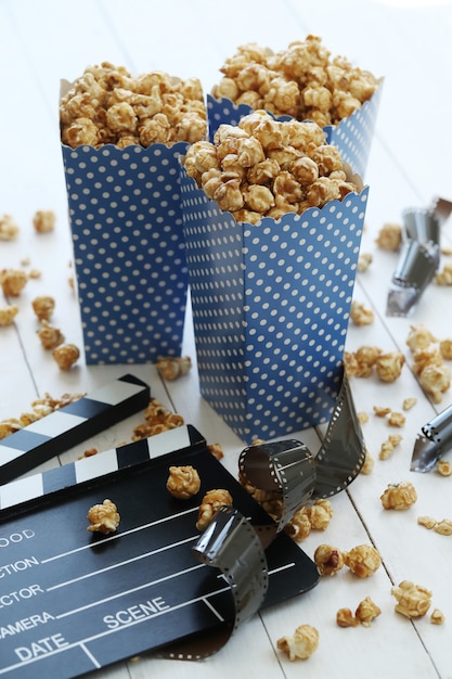 Bezpłatne zdjęcie popcorn w papierowym opakowaniu