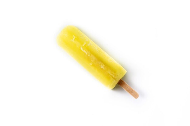 Popsicle cytrynowy na białym tle