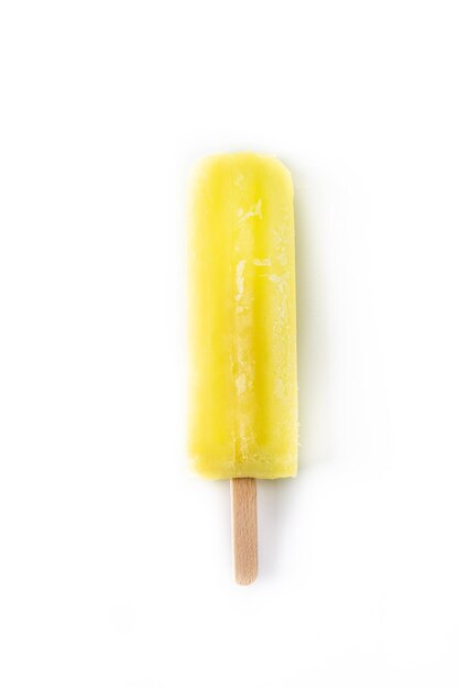 Popsicle cytrynowy na białym tle