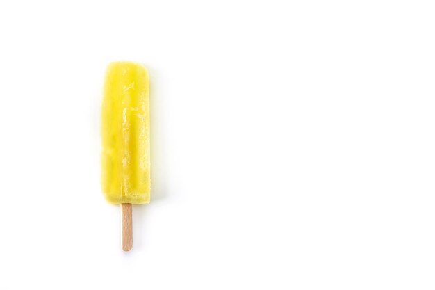 Popsicle cytrynowy na białym tle