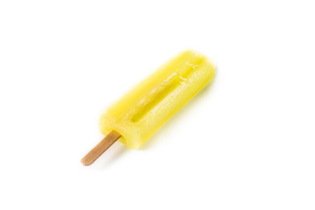 Popsicle z cytryny na białym tle