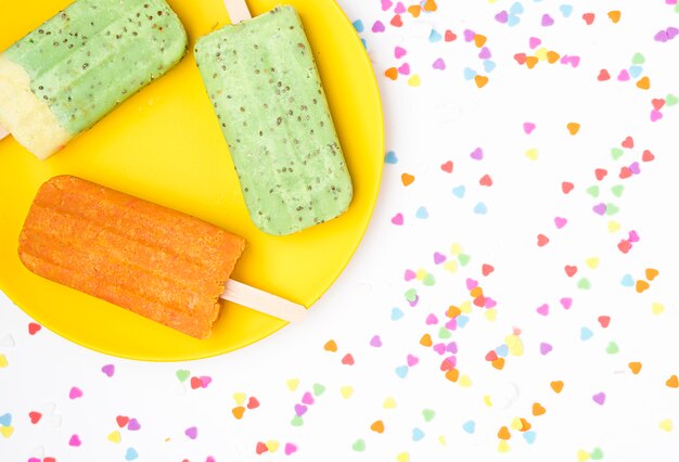 Popsicles widok z góry na talerzu