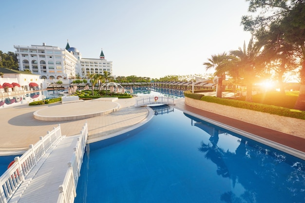 Popularny kurort Amara Dolce Vita Luxury Hotel. Z basenami i parkami wodnymi oraz terenem rekreacyjnym wzdłuż wybrzeża morskiego w Turcji o zachodzie słońca. Tekirova-Kemer.