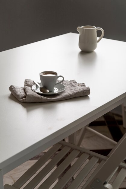 Poranna filiżanka kawy na białym stole