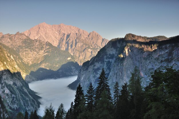 Poranna mgła nad jeziorami Koenigssee i Obersee, Watzmann