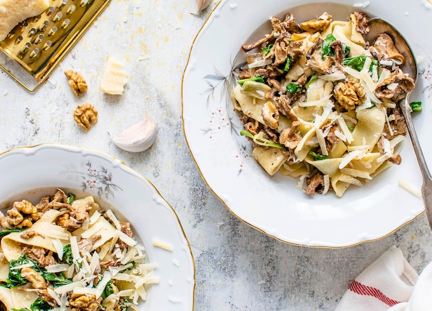 Bezpłatne zdjęcie porcja domowego makaronu pappardelle z pieczarkami i parmezanem