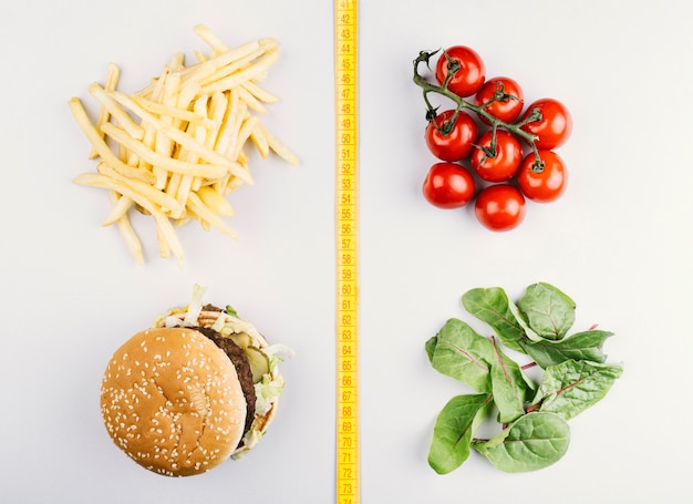 Bezpłatne zdjęcie porównanie zdrowego i szybkiego jedzenia