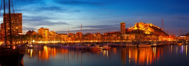 port w nocy. Alicante, Hiszpania