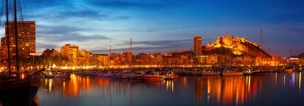 port w nocy. Alicante, Hiszpania