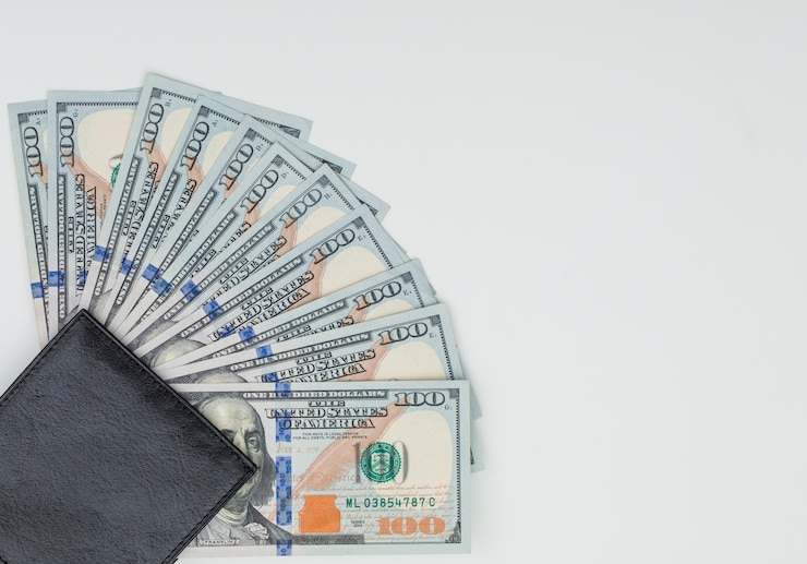Bezpłatny plik Zdjęcie portfel, banknoty na białym stole.