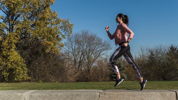 Portret aktywnej kobiety biegać plenerowy