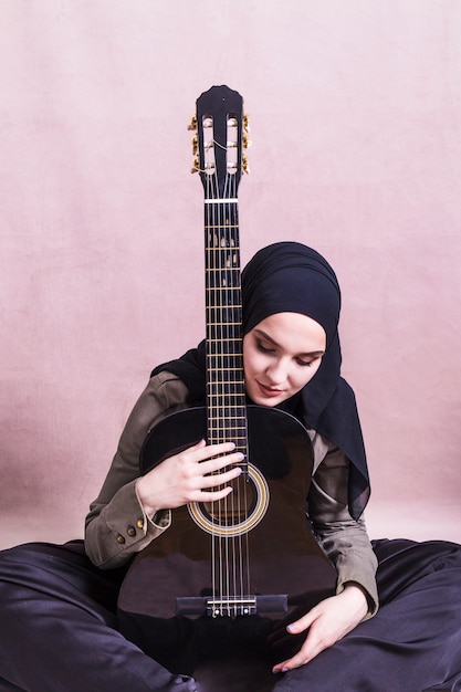 Portret arabska kobieta z gitarą